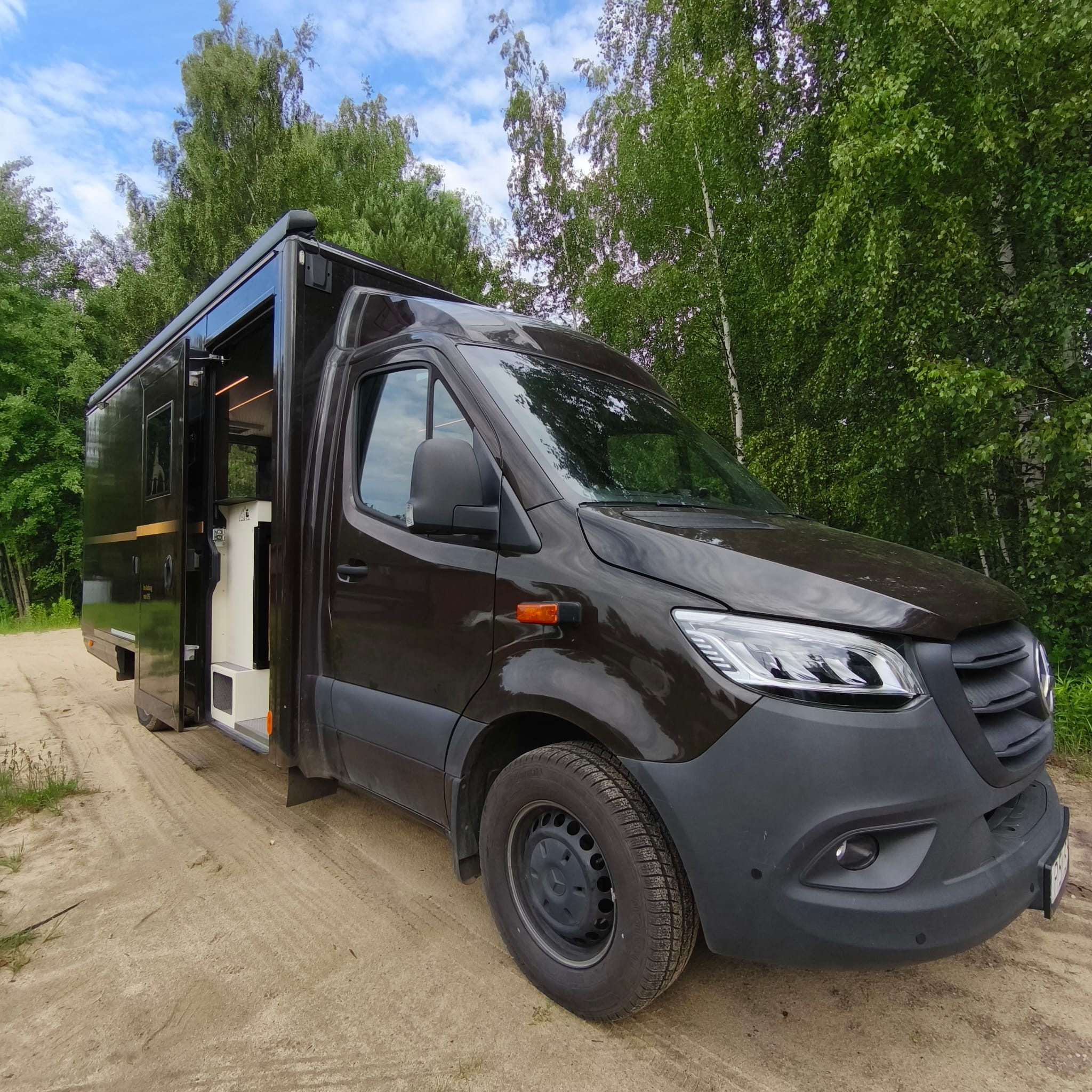 Mercedes Sprinter 907 — zabudowa kontenerowa