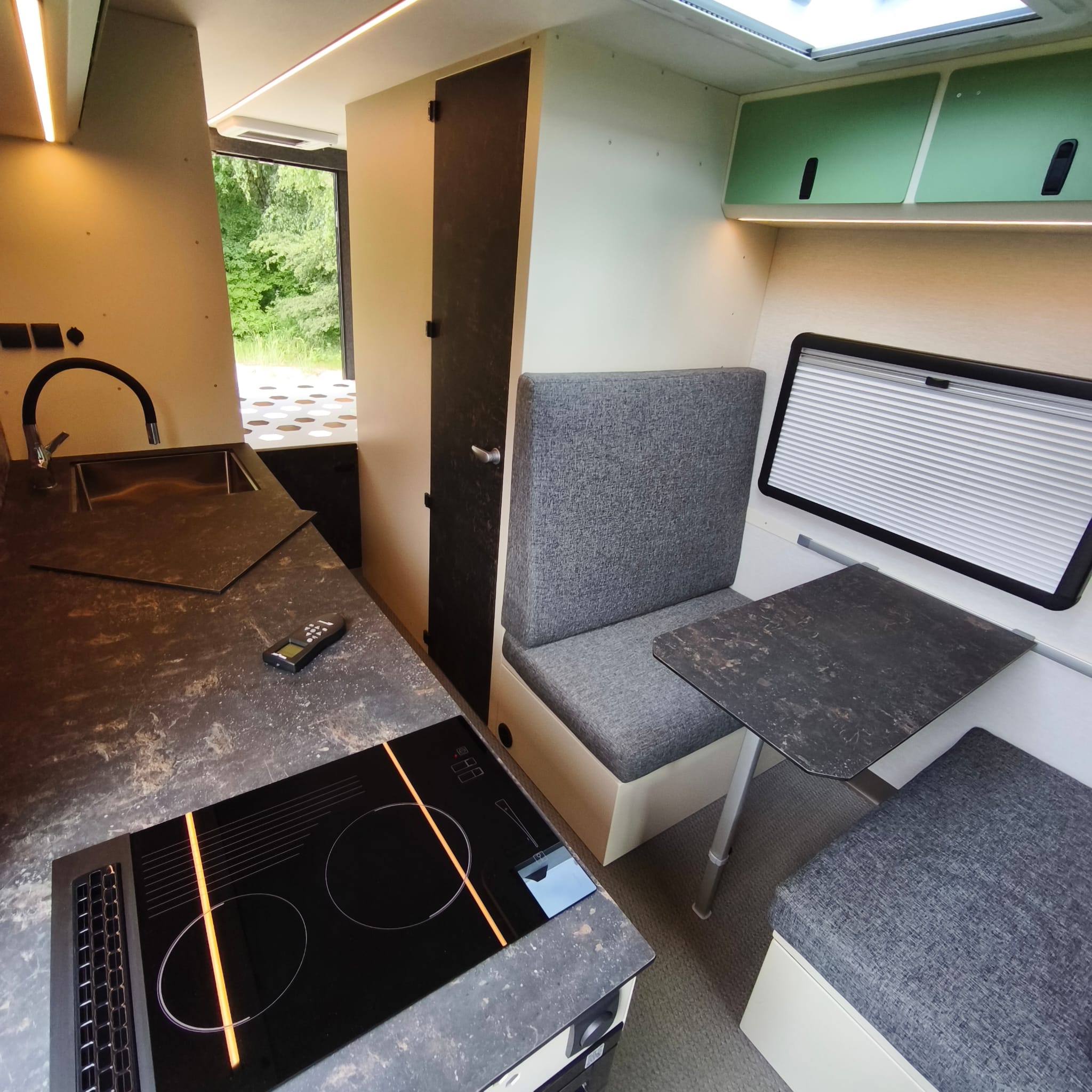 Mercedes Sprinter 907 — zabudowa kontenerowa