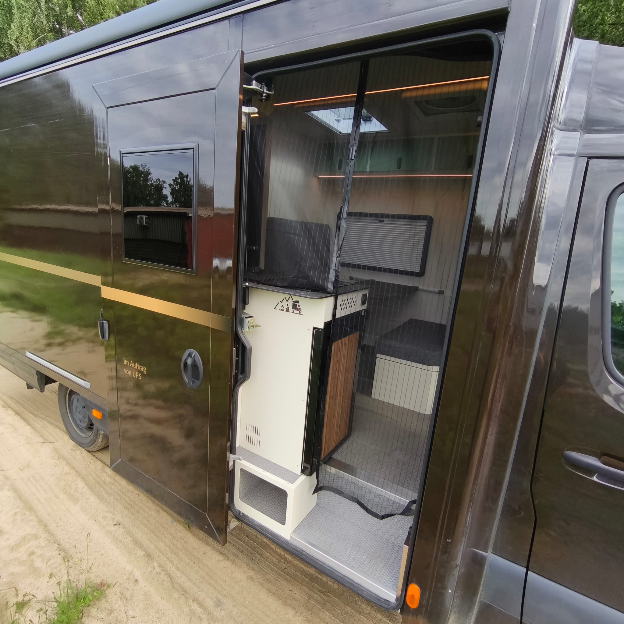 Mercedes Sprinter 907 — zabudowa kontenerowa