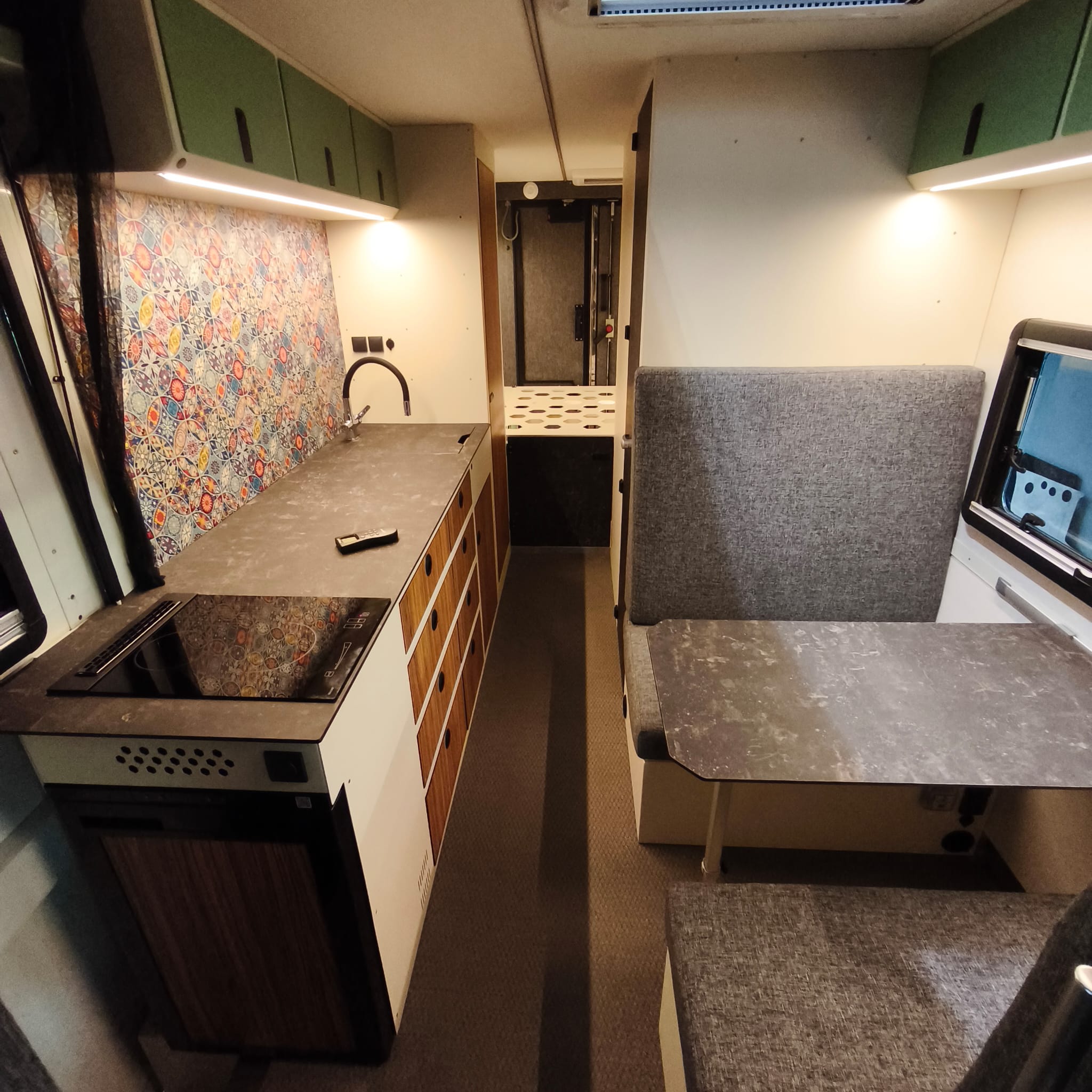 Mercedes Sprinter 907 — zabudowa kontenerowa