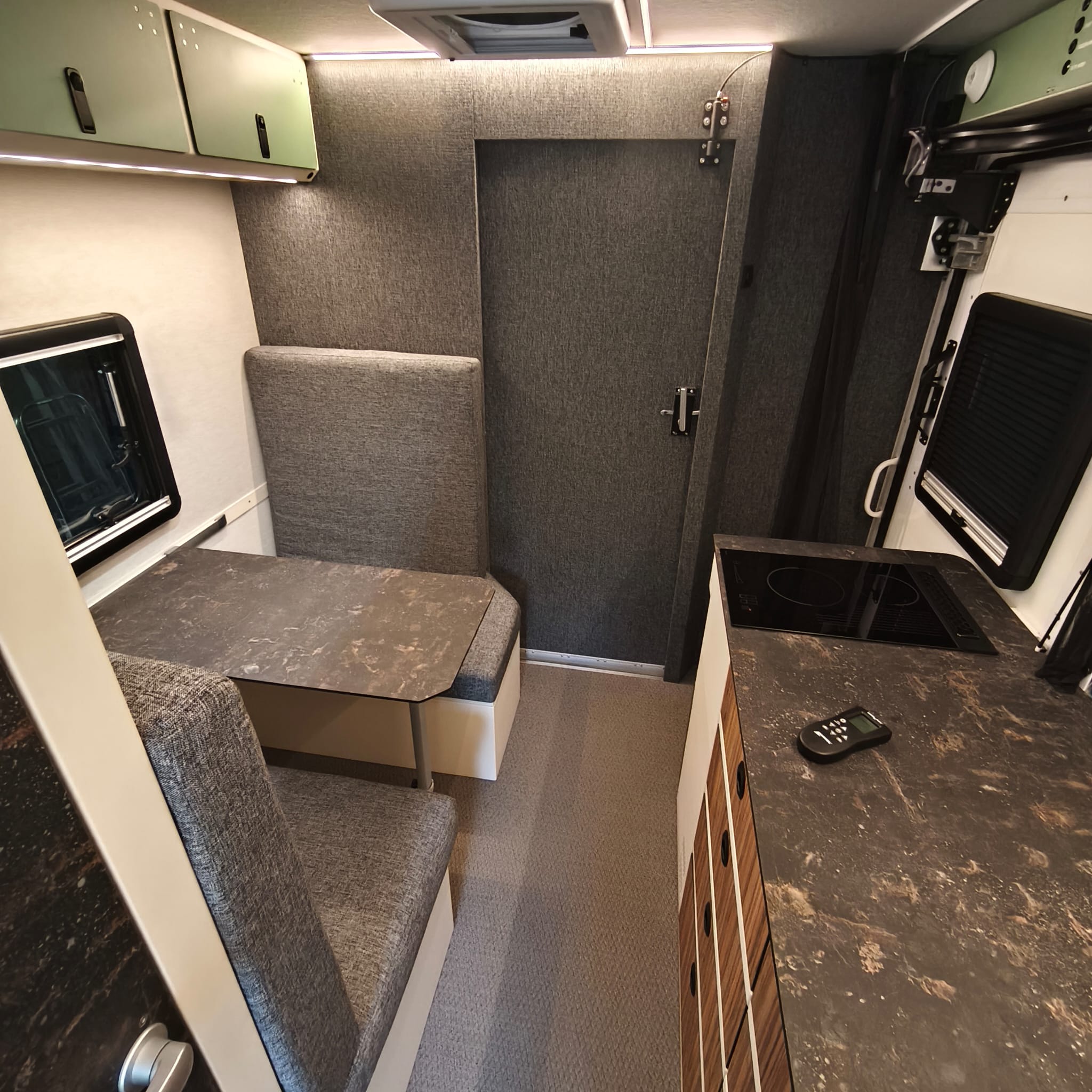 Mercedes Sprinter 907 — zabudowa kontenerowa