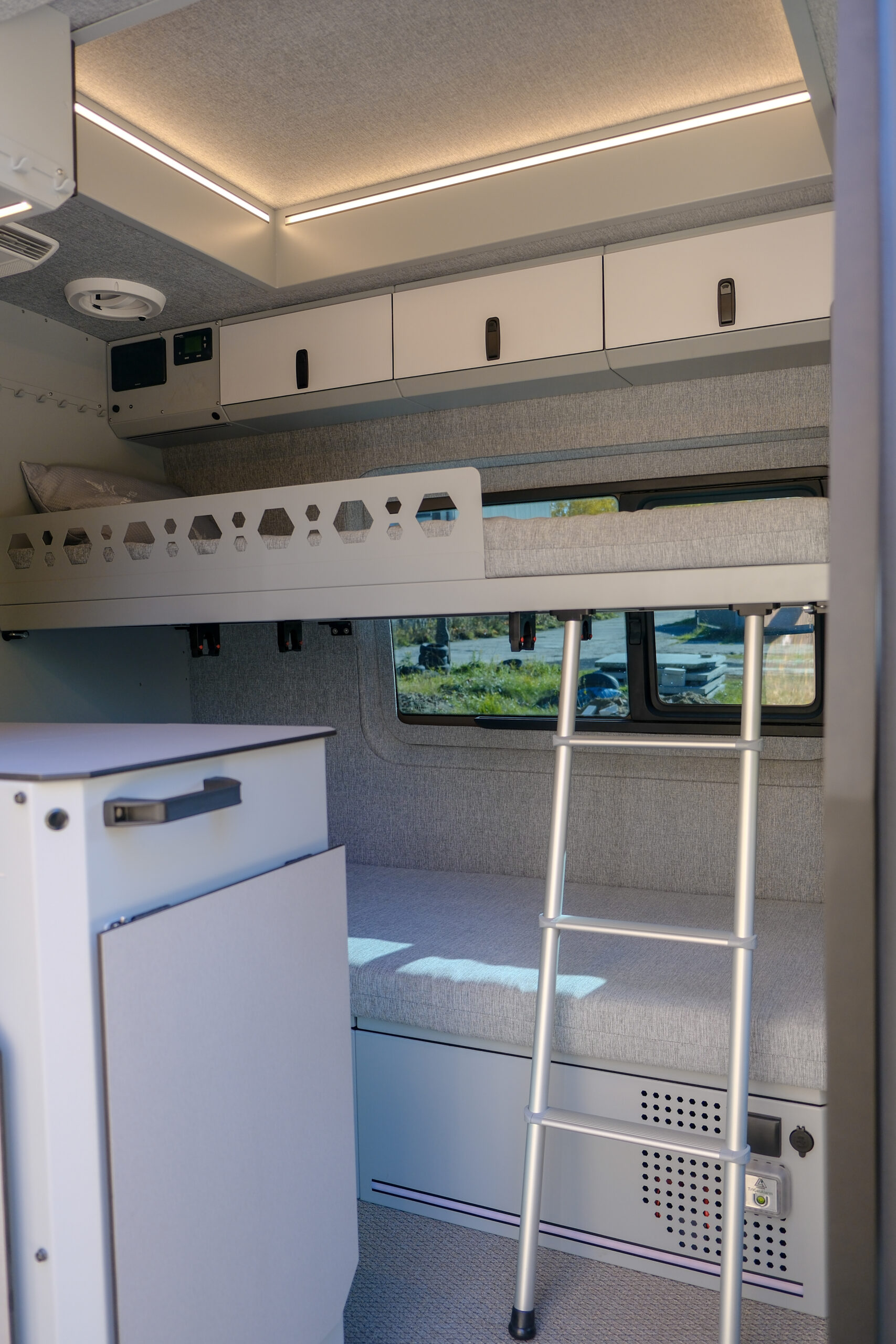 Mercedes Sprinter 907 L2H2 4×4